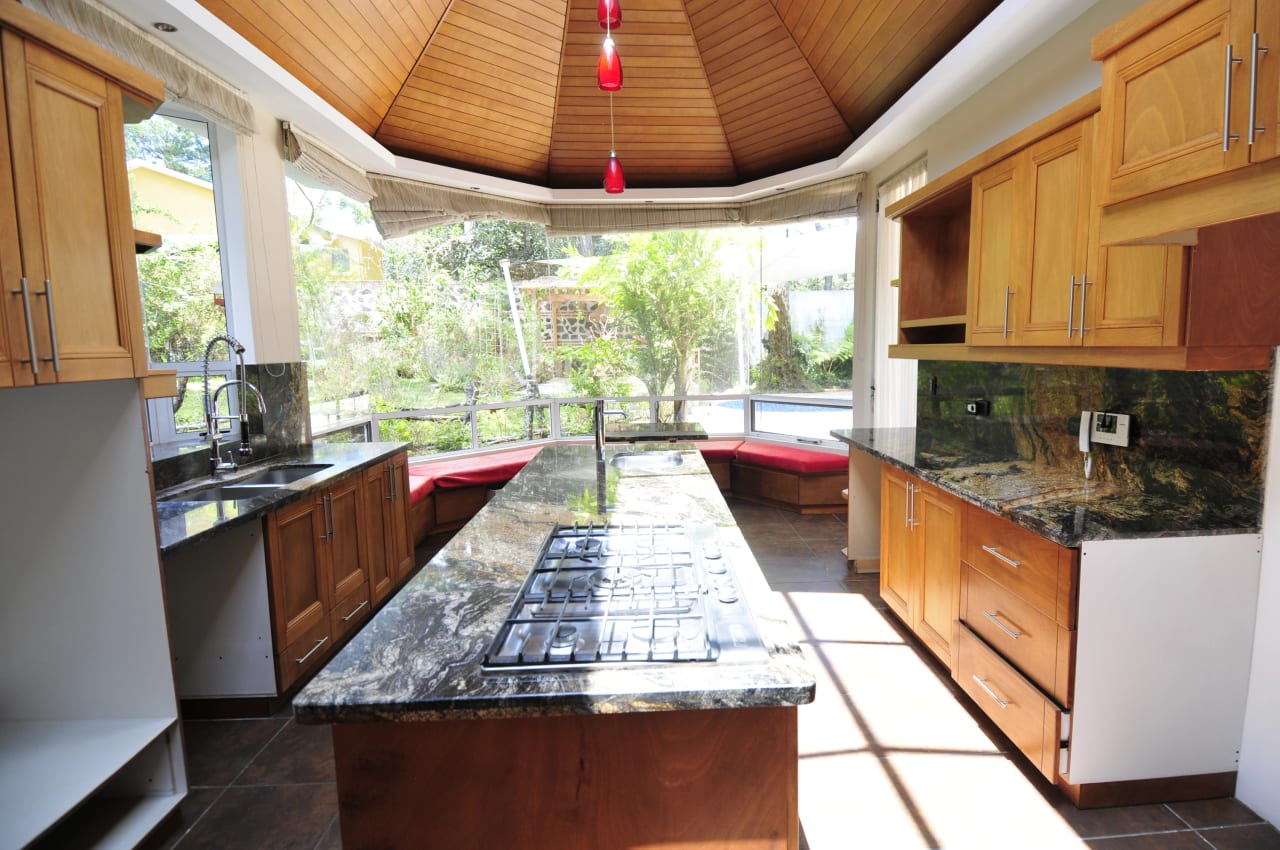 Casa Contemporánea de 2 Niveles con Piscina en Sacatepéquez — foto 6 de 17