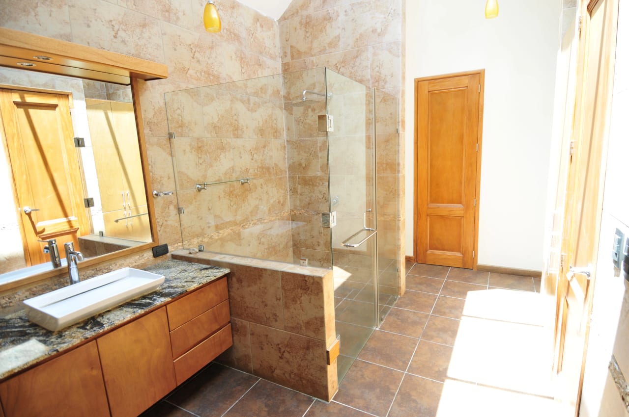 Casa Contemporánea de 2 Niveles con Piscina en Sacatepéquez — foto 9 de 17