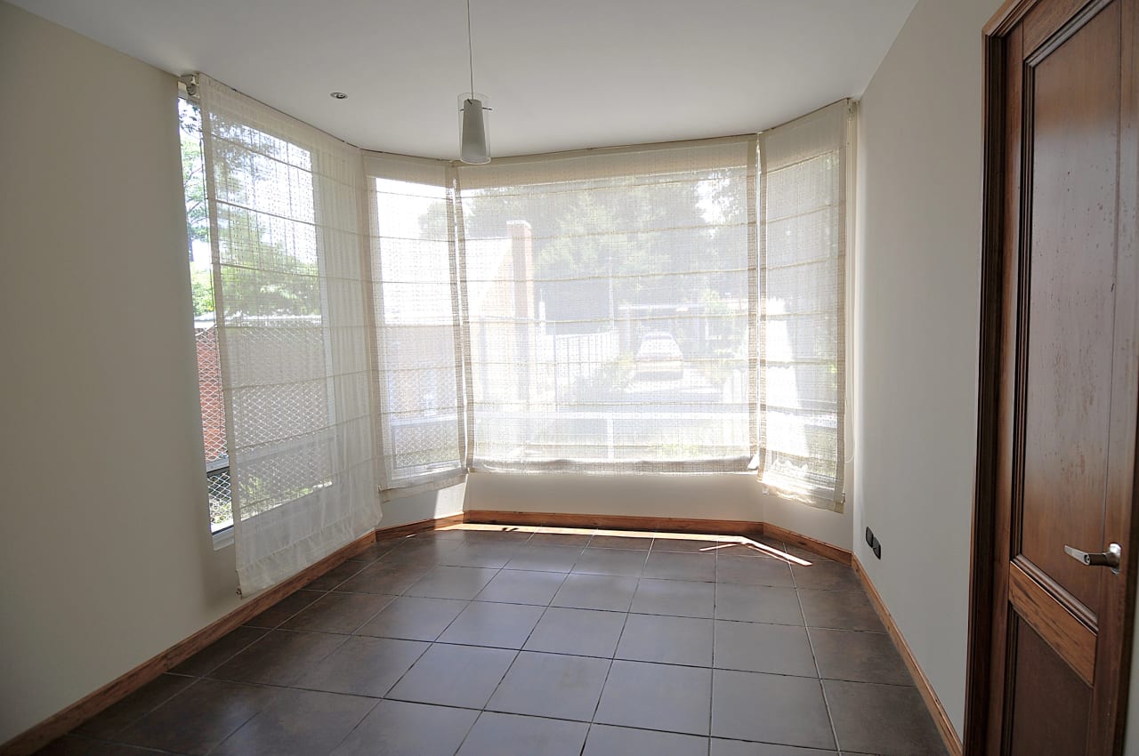 Casa Contemporánea de 2 Niveles con Piscina en Sacatepéquez — foto 10 de 17