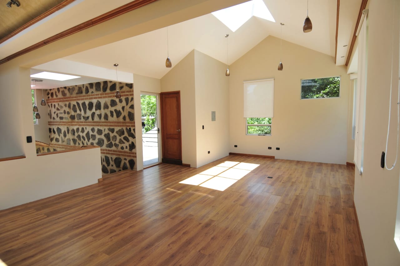 Casa Contemporánea de 2 Niveles con Piscina en Sacatepéquez — foto 13 de 17