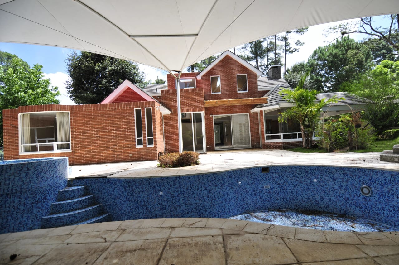 Casa Contemporánea de 2 Niveles con Piscina en Sacatepéquez — foto 14 de 17