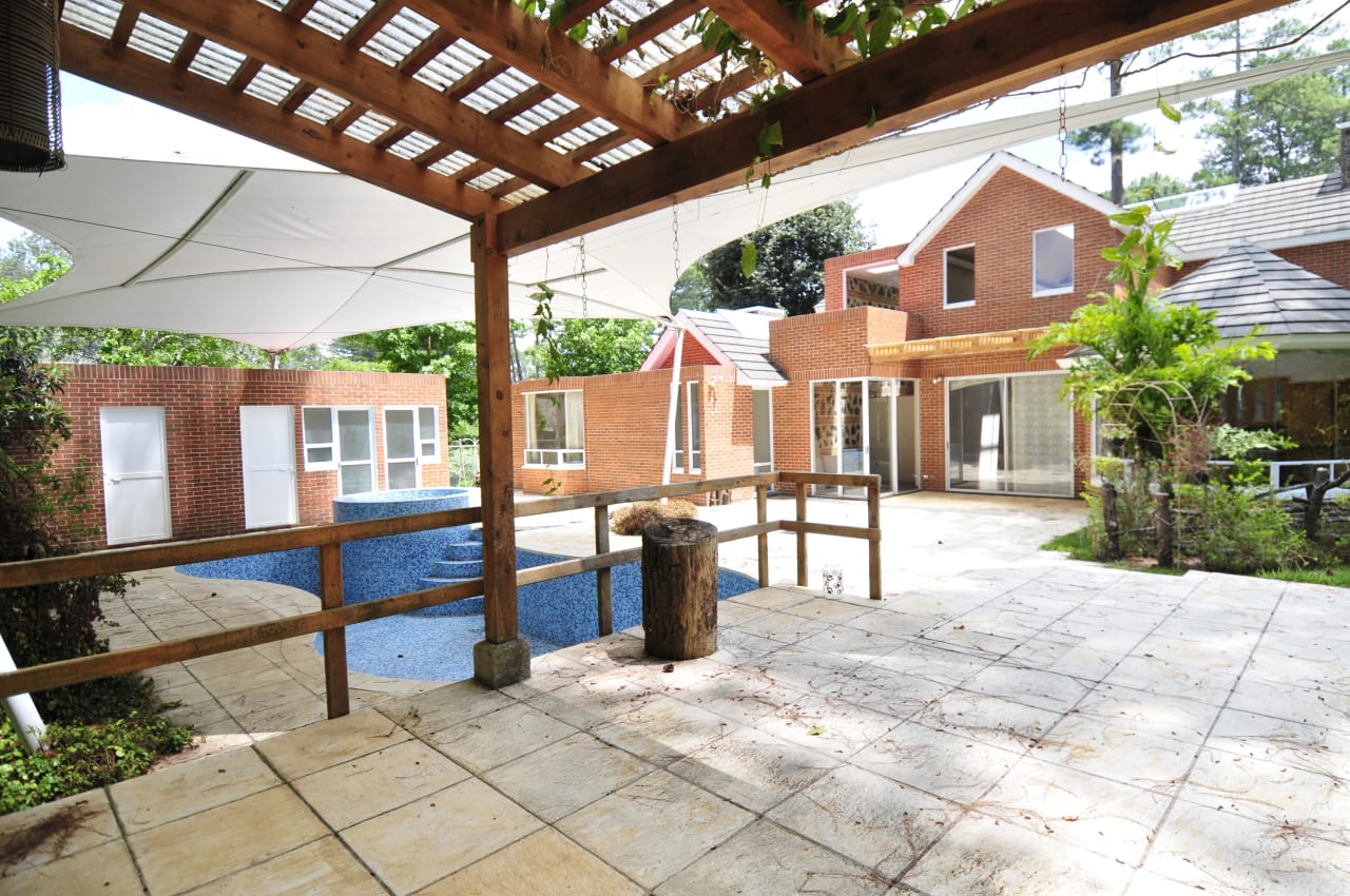 Casa Contemporánea de 2 Niveles con Piscina en Sacatepéquez — foto 15 de 17