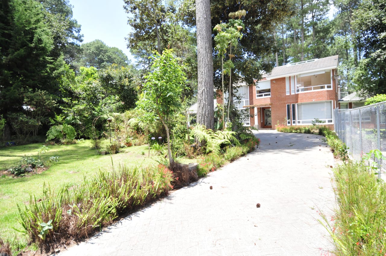 Casa Contemporánea de 2 Niveles con Piscina en Sacatepéquez — foto 17 de 17